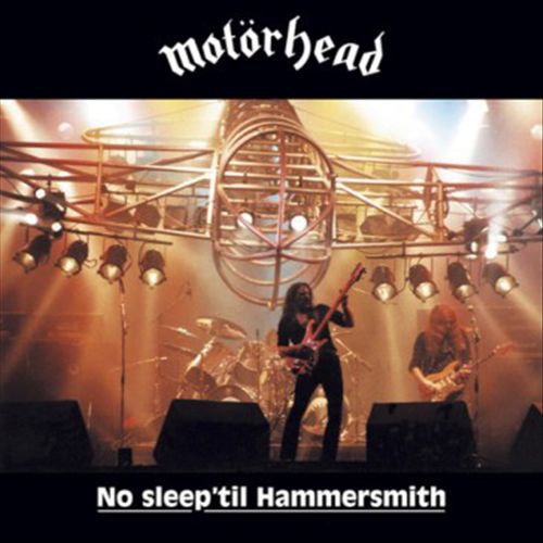 A Motörhead a színpadon, gitározik és dobol. Színpadi fények és fém szerkezet a háttérben. A szöveg: 'No sleep'til Hammersmith'.