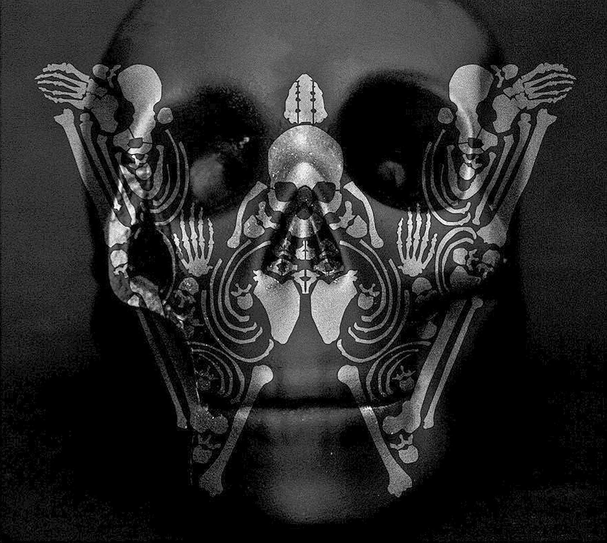 Ein Schwarz-Weiß-Bild eines Gesichts, das mit einem Skelettmasken-Design überlagert ist.