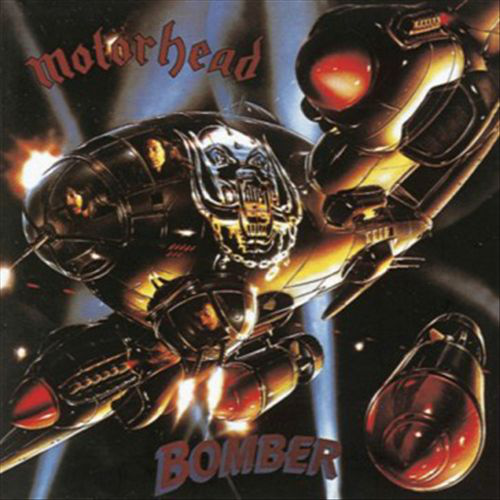 Motorhead album borító: Bomber űrhajó koponya részlettel, piros szemekkel és szöveggel. Sötét űr háttér.