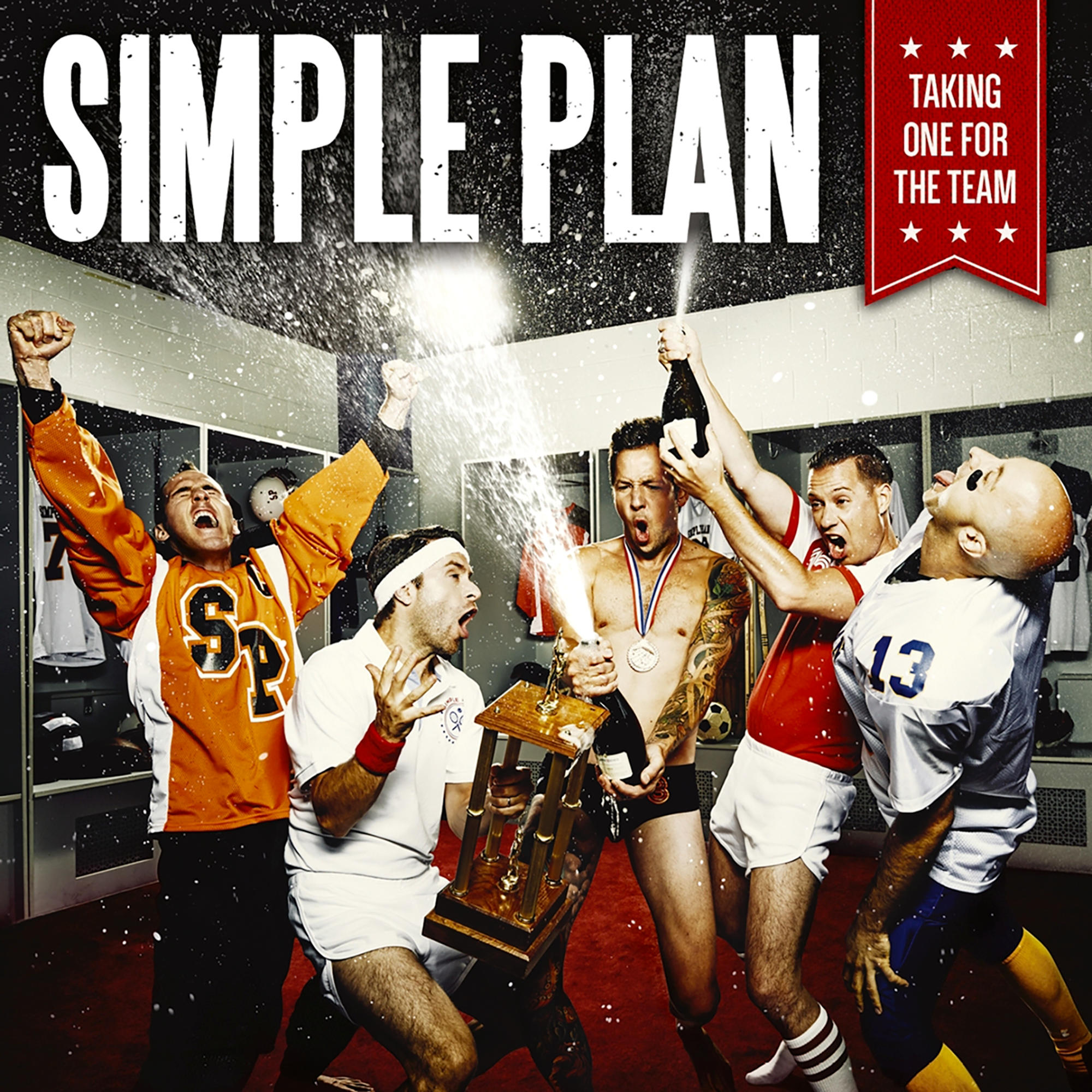 Simple Plan Albumcover. Band feiert mit Champagner in einer Umkleidekabine. Wasser und Konfetti.