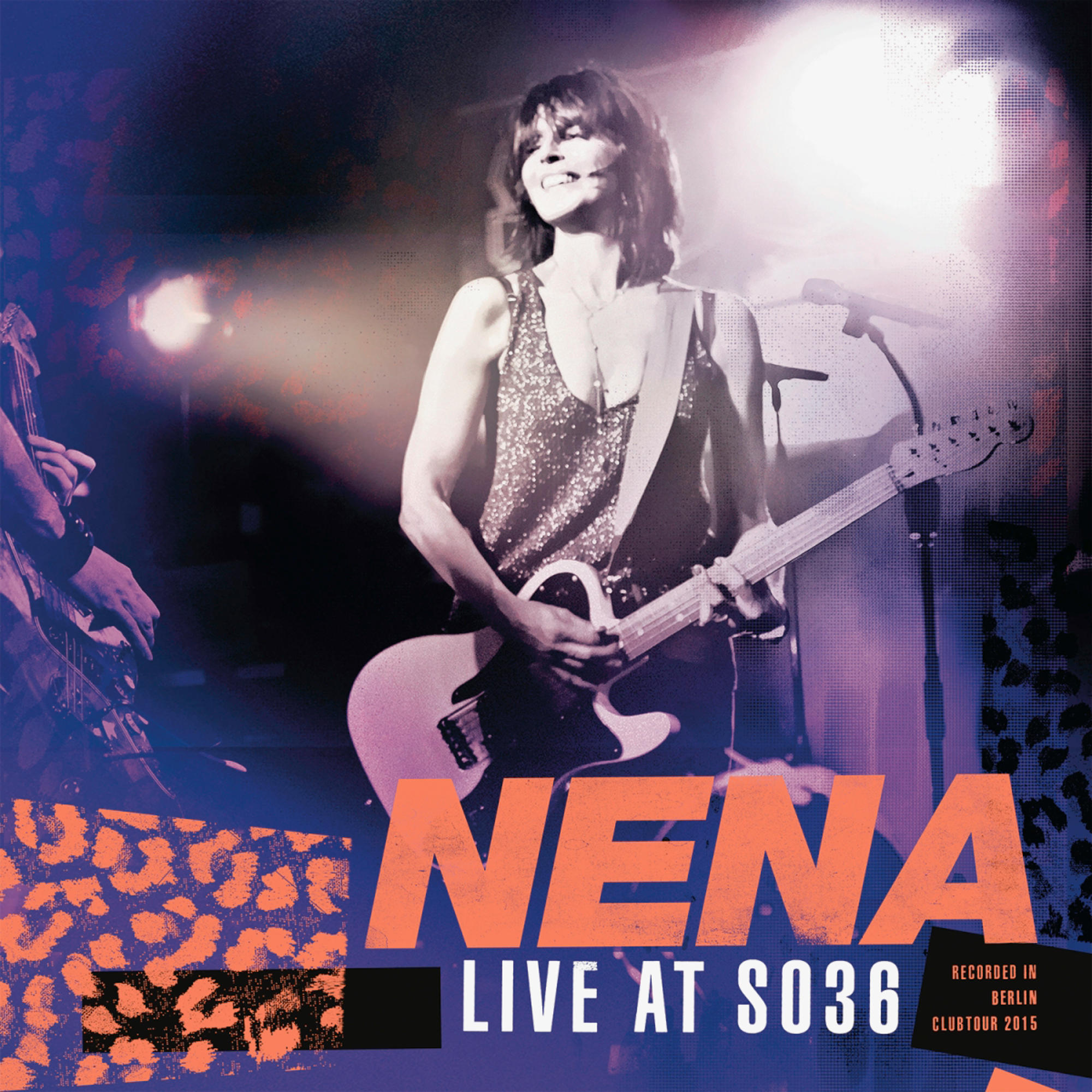 Nena Live at SO36 Albumcover. Nena singt mit Gitarre, Bühnenbeleuchtung.