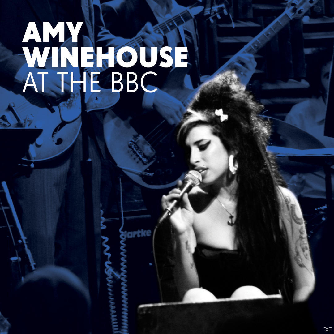 Albumcover von Amy Winehouse bei der BBC, die in ein Mikrofon singt, mit Bandmitgliedern.