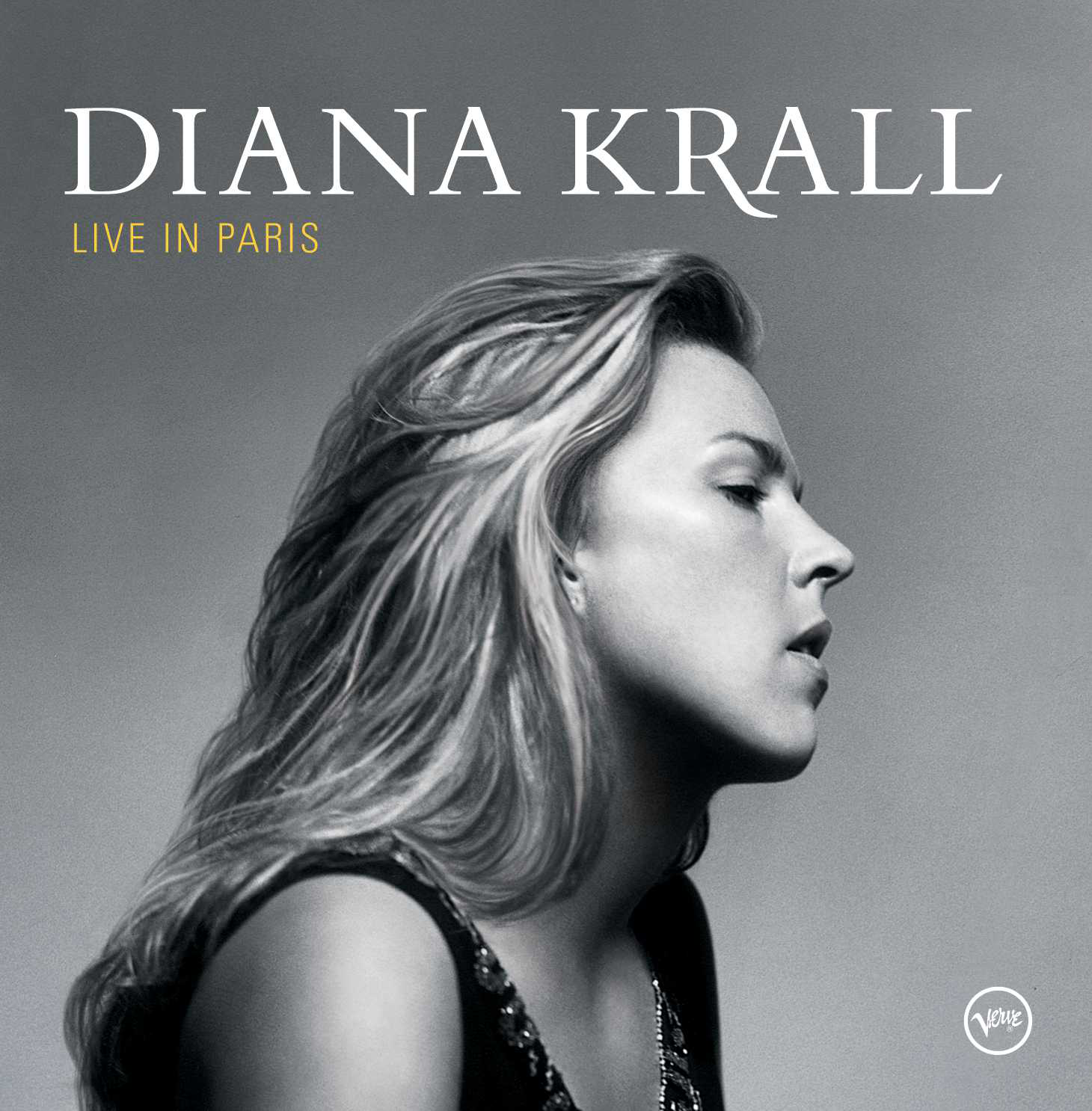 Diana Krall album borítója. Fekete-fehér fotó Krallról profilból, hosszú hajjal. A cím: 'Live in Paris'.