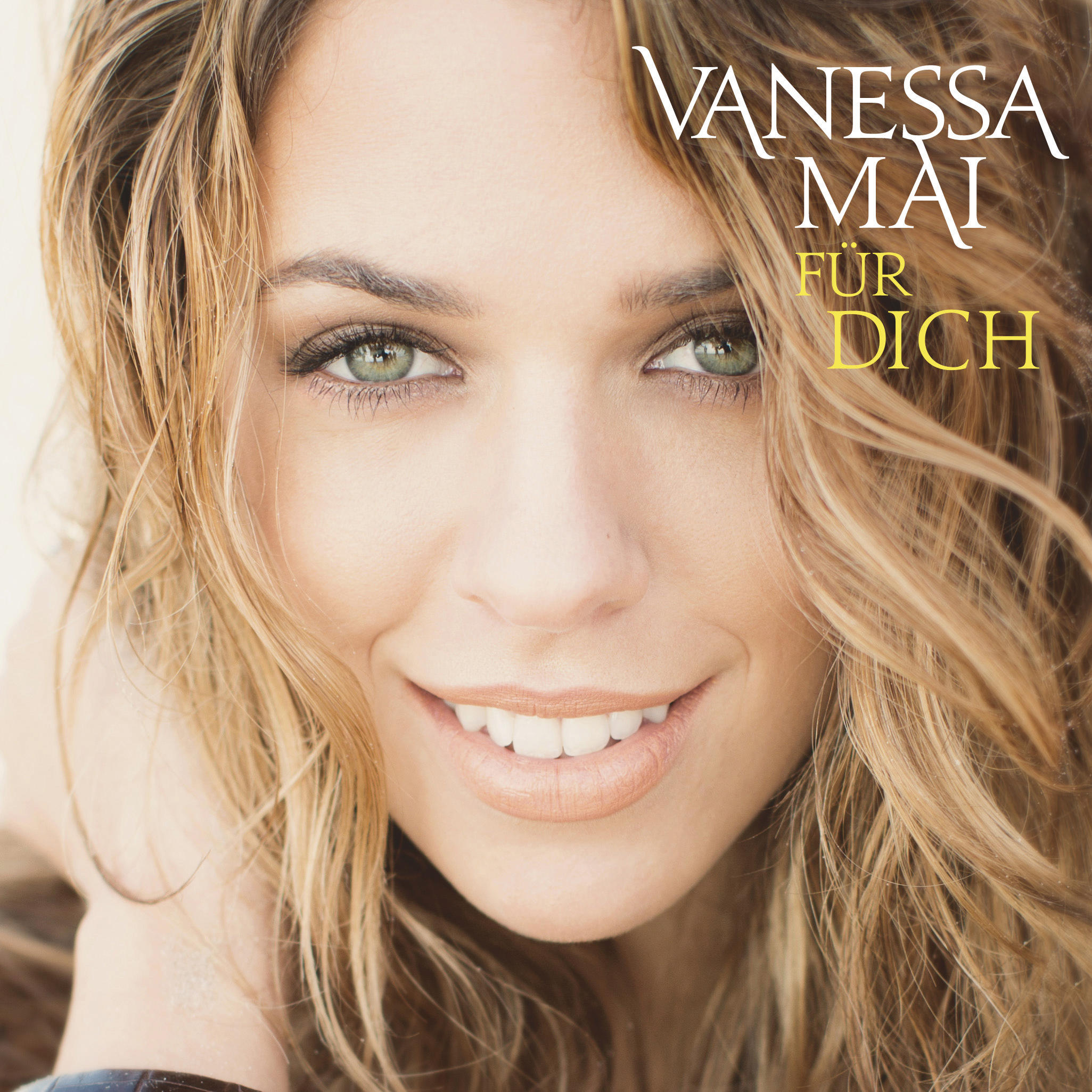 Nahaufnahme von Vanessa Mai, die lächelt. Text: Vanessa Mai für Dich.