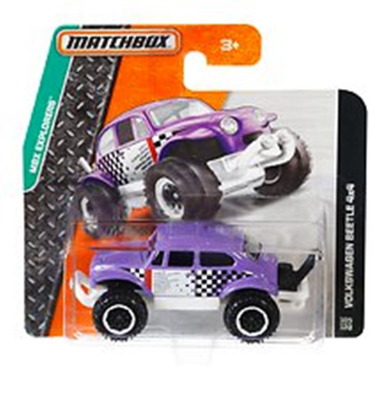 Spielzeugauto in der Verpackung. Lila VW Käfer mit schwarz-weiß karierten Details.