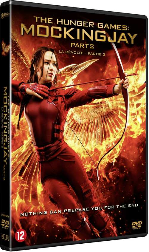 De DVD-hoes van The Hunger Games: Mockingjay Part 2. Jennifer Lawrence in het rood. Lionsgate-logo. Beoordeeld 12.