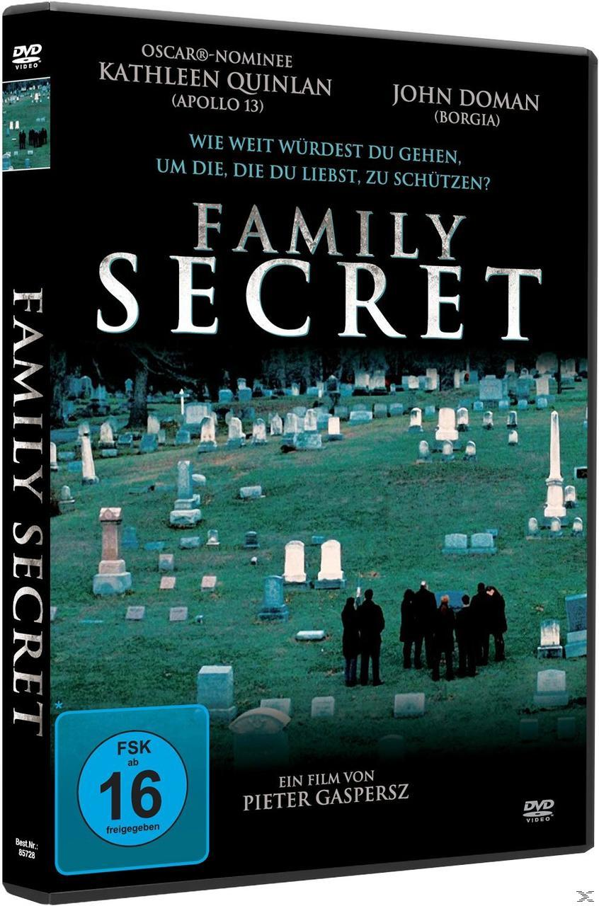Family Secret DVD-Cover. Friedhofsszene. Personen im Hintergrund. Text und Logo.