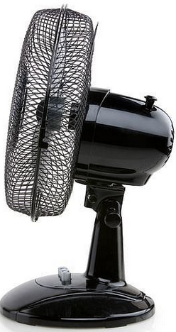 Ventilateur électrique noir avec grille de protection. La base et la tête sont noires. Le fond est blanc.