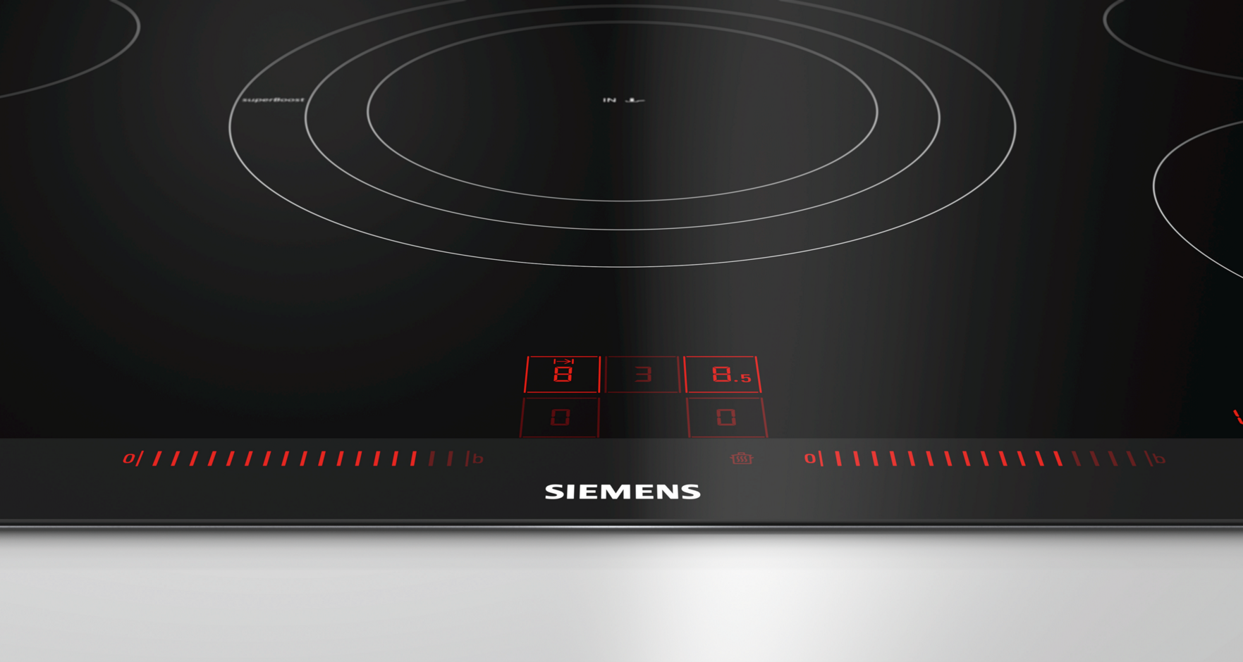 Table de cuisson en verre noir avec affichage numérique rouge et le logo 'SIEMENS'.