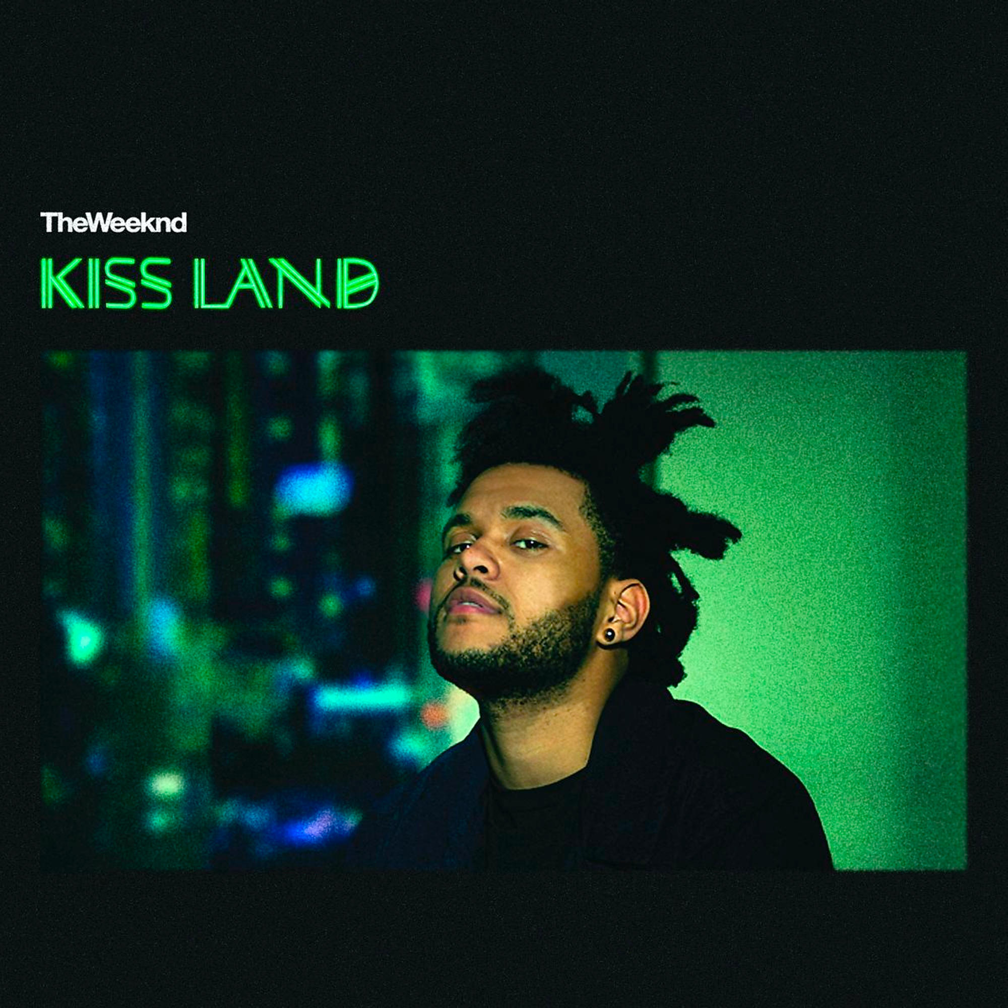 Albumcover. The Weeknd, nach oben blickend, vor grünem Hintergrund. Der Text lautet KISS LAND.