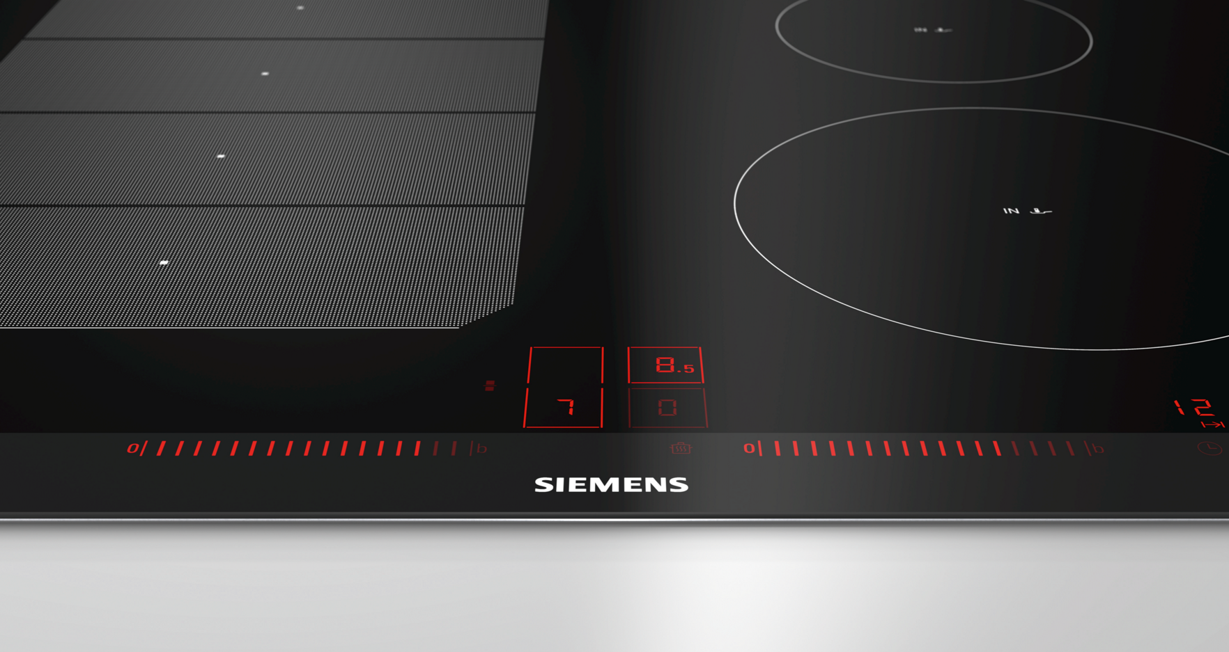 Table de cuisson à induction Siemens noire avec indicateurs lumineux rouges. Quelques chiffres et lignes sont visibles.