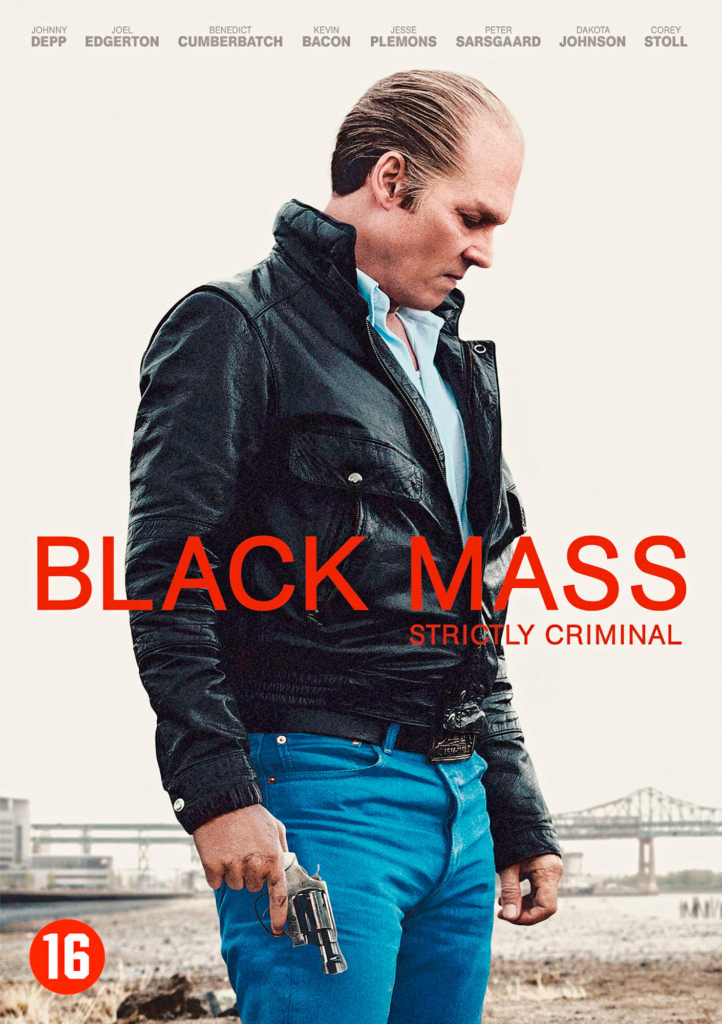 Affiche de "Black Mass" avec Johnny Depp. Il tient une arme. Titre rouge et paysage urbain en arrière-plan.