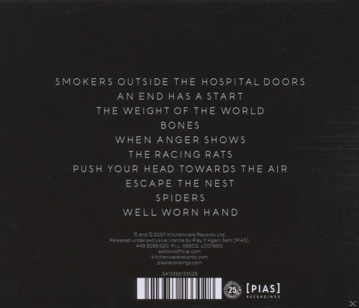 Rückseite einer Musik-CD mit Songtiteln und Credits. Dunkler Hintergrund.