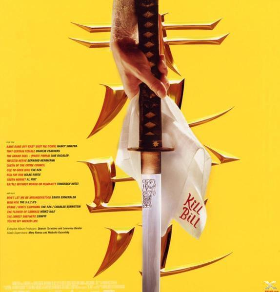 Gelber Hintergrund mit einer Hand, die ein Katana und ein weißes Tuch mit der Aufschrift 'Kill Bill' hält. Goldene Schrift.