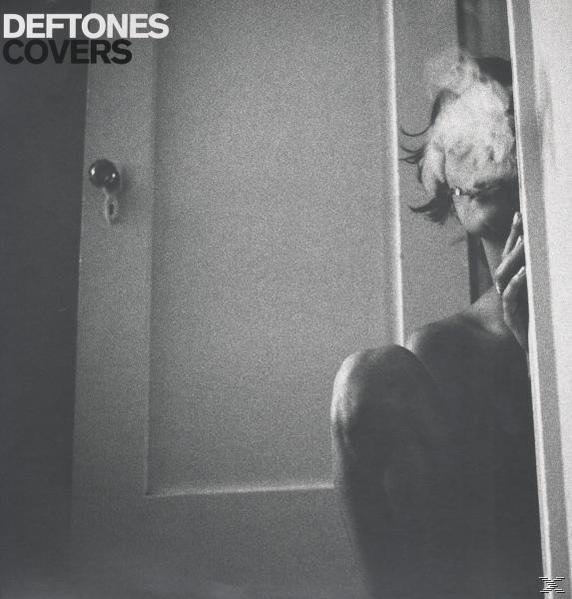 Deftones Covers Albumcover. Ein Schwarzweißfoto einer Person in einem Türrahmen.