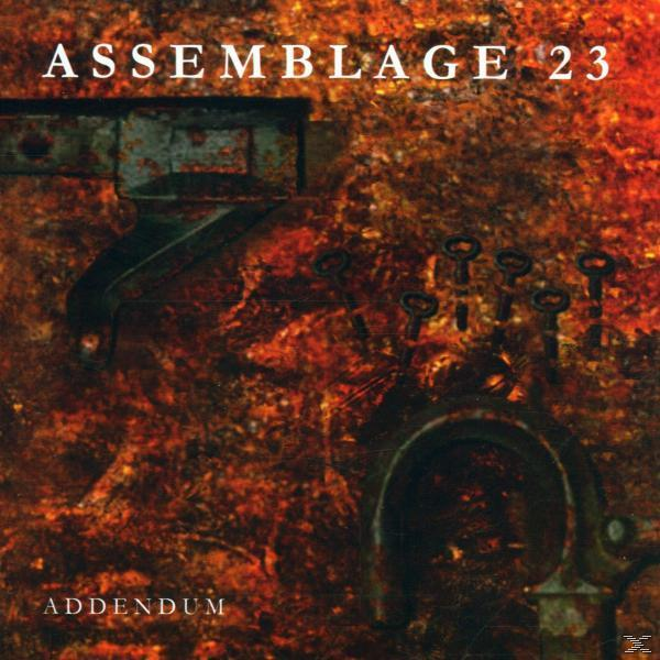 Albumcover. Rostiger Metallhintergrund, Schlüssel und eine Metallstruktur. Text: 'Assemblage 23', 'Addendum'.