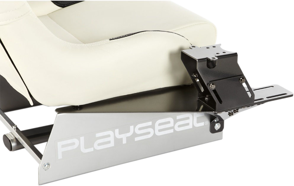 Egy fehér versenyülés fekete fém talppal, 'PLAYSEAT' felirattal.