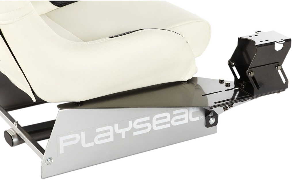 Fehér verseny szék fekete alappal, 'Playseat' felirattal.
