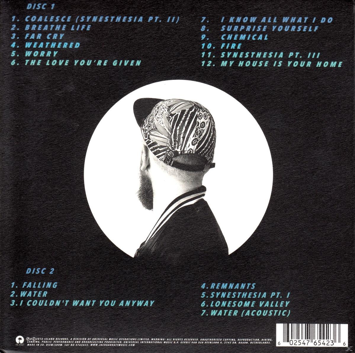CD-hoes met de rug van een man in een cirkel met tekst met songtitels. Zwarte achtergrond.