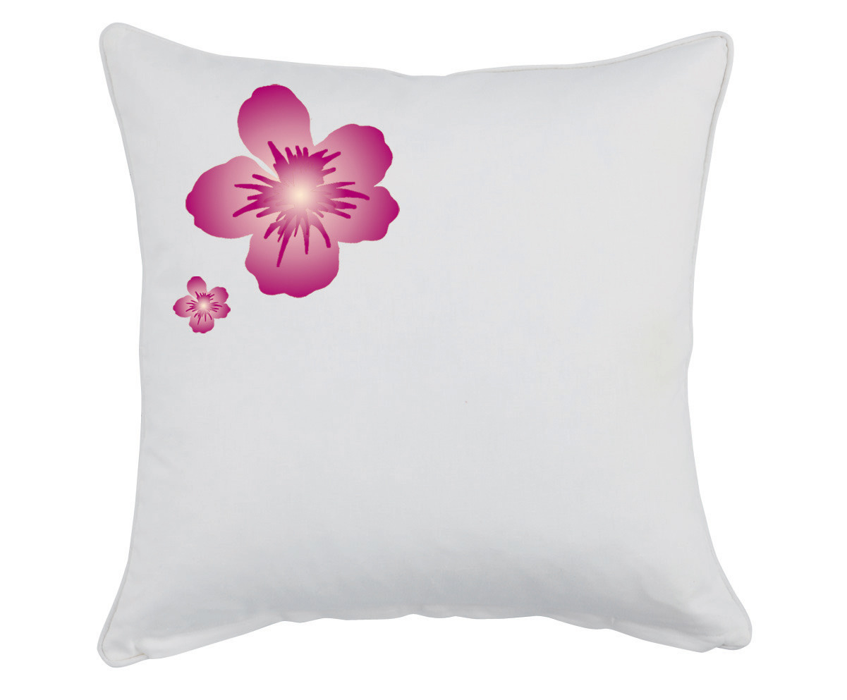 Weißes Kissen mit zwei pinken Blumendesigns. Eine kleine Blume links unten.