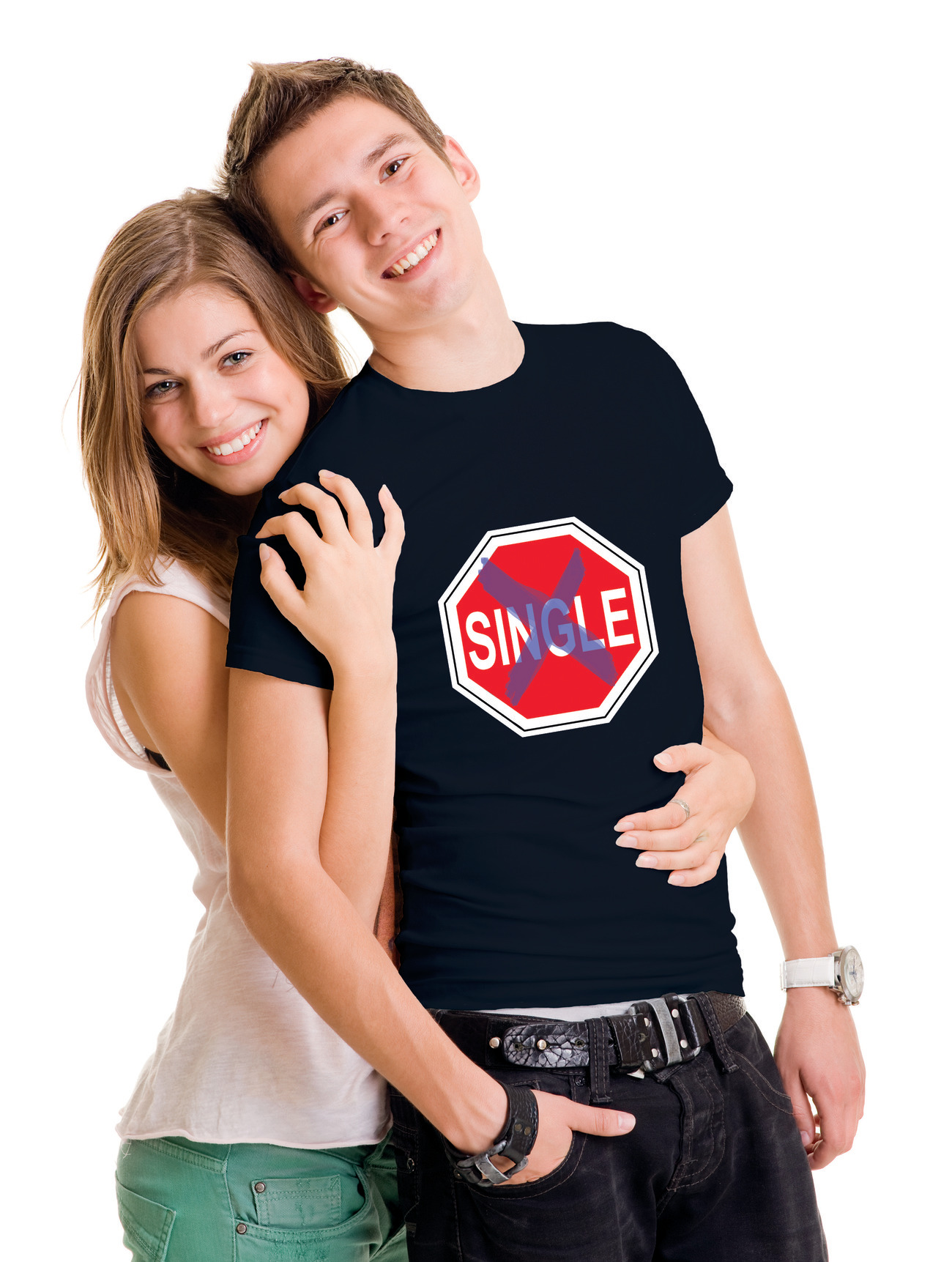 Ein sich umarmendes Paar, der Mann trägt ein Shirt mit einem durchgestrichenen 'SINGLE'-Schild.