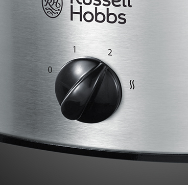 Nahaufnahme eines silbernen Russell Hobbs Slow Cookers mit einem schwarzen Drehregler auf 1.