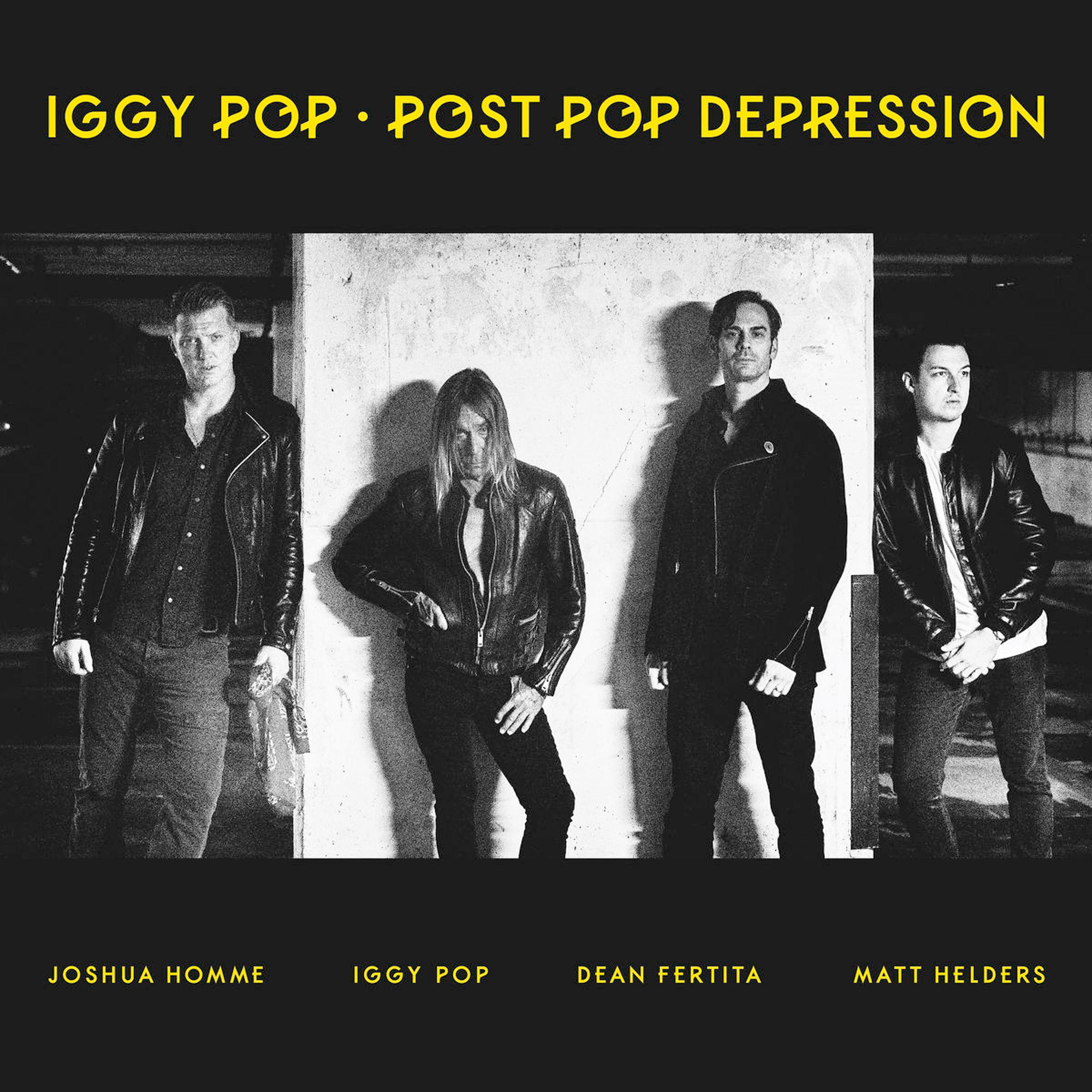 Albumhoes met Iggy Pop en bandleden, in zwart-wit, poserend tegen een muur.
