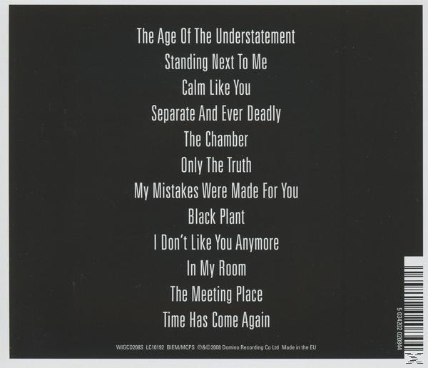 CD-Rückseite mit einer Liste von Songtiteln. Schwarzer Hintergrund mit weißem Text. Weißer Streifen rechts.