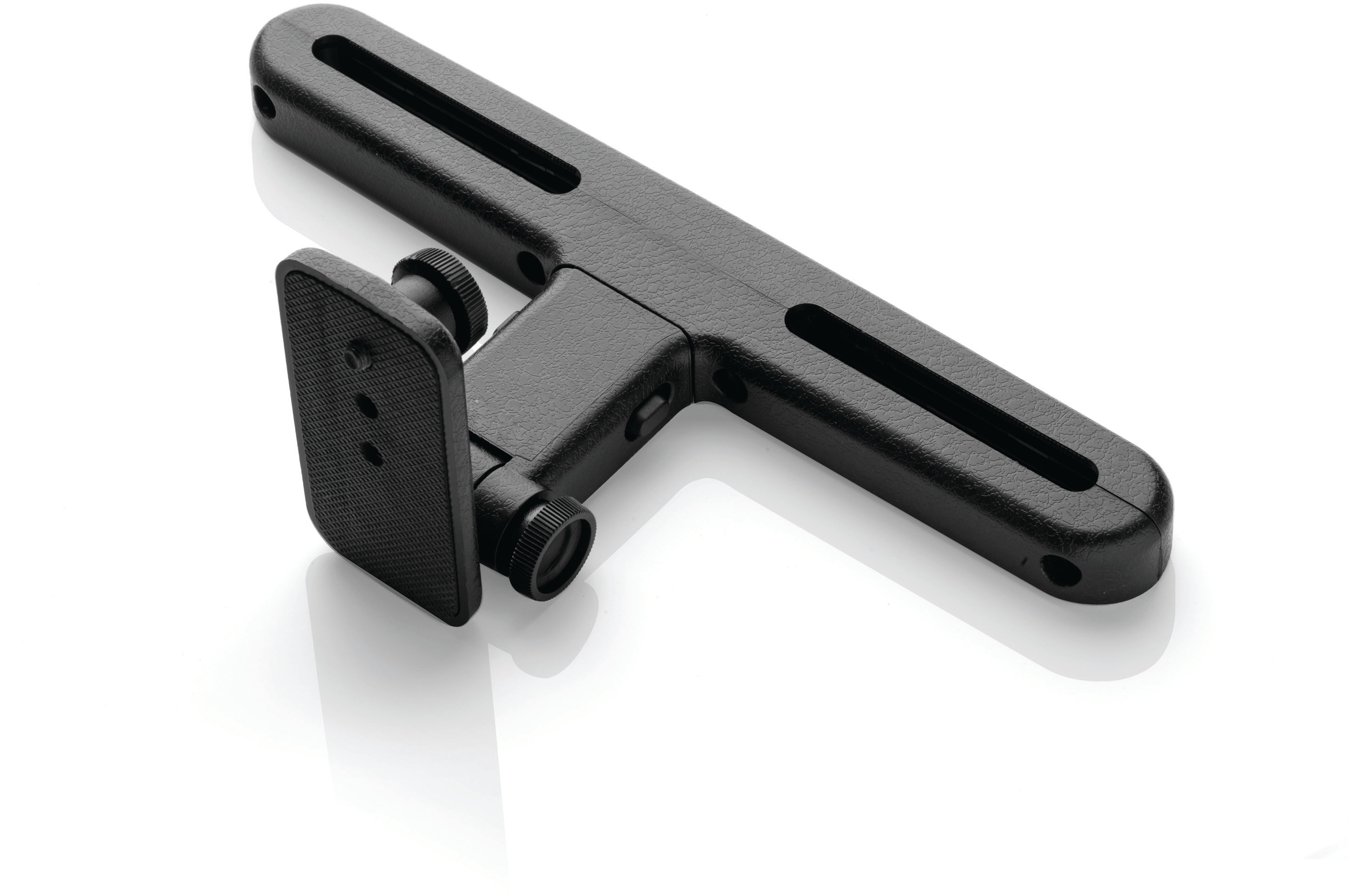 Schwarze Metall-Montagehalterung mit Einstellknöpfen. Weißer Hintergrund.