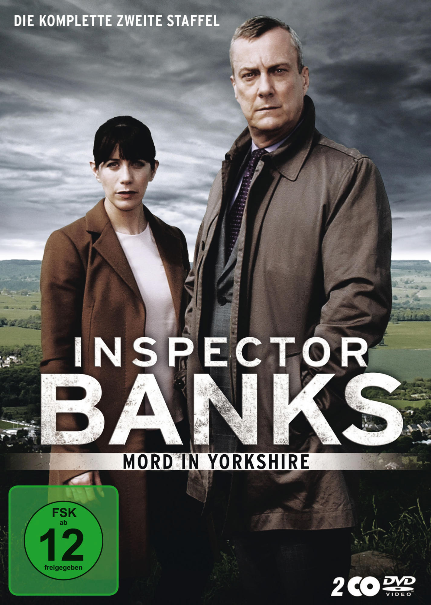 DVD-Cover. Zwei Personen stehen vor einer grünen Landschaft. Titel: Inspector Banks, Mord in Yorkshire.