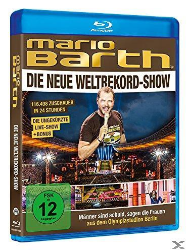 Blu-ray-Hülle von Mario Barths Show. Es zeigt Barth auf der Bühne mit einem Mikrofon, und Publikum im Hintergrund.