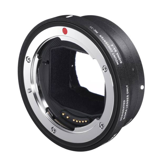 Sigma SA-E Mount-Konverter, silber und schwarz. Der Text „Sigma SA-E Mount Converter MC-11“.