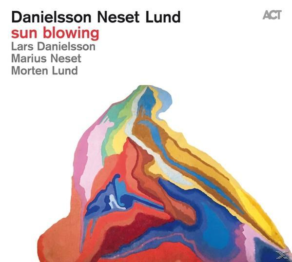 Albumcover für 'Sun Blowing' von Danielsson Neset Lund. Abstrakte Kunst eines farbigen Berges.