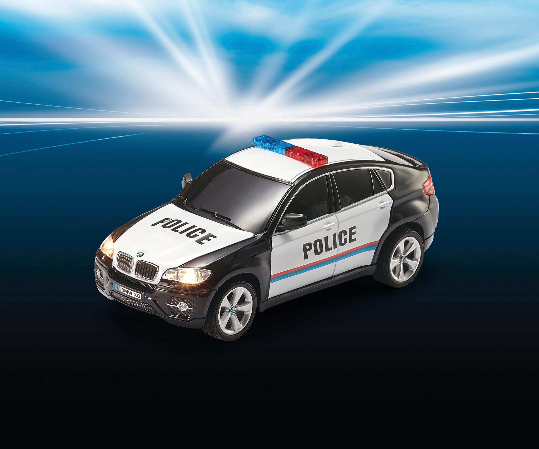 Ein schwarz-weißes Polizeispielzeugauto mit blinkenden Lichtern auf blauem Grund.