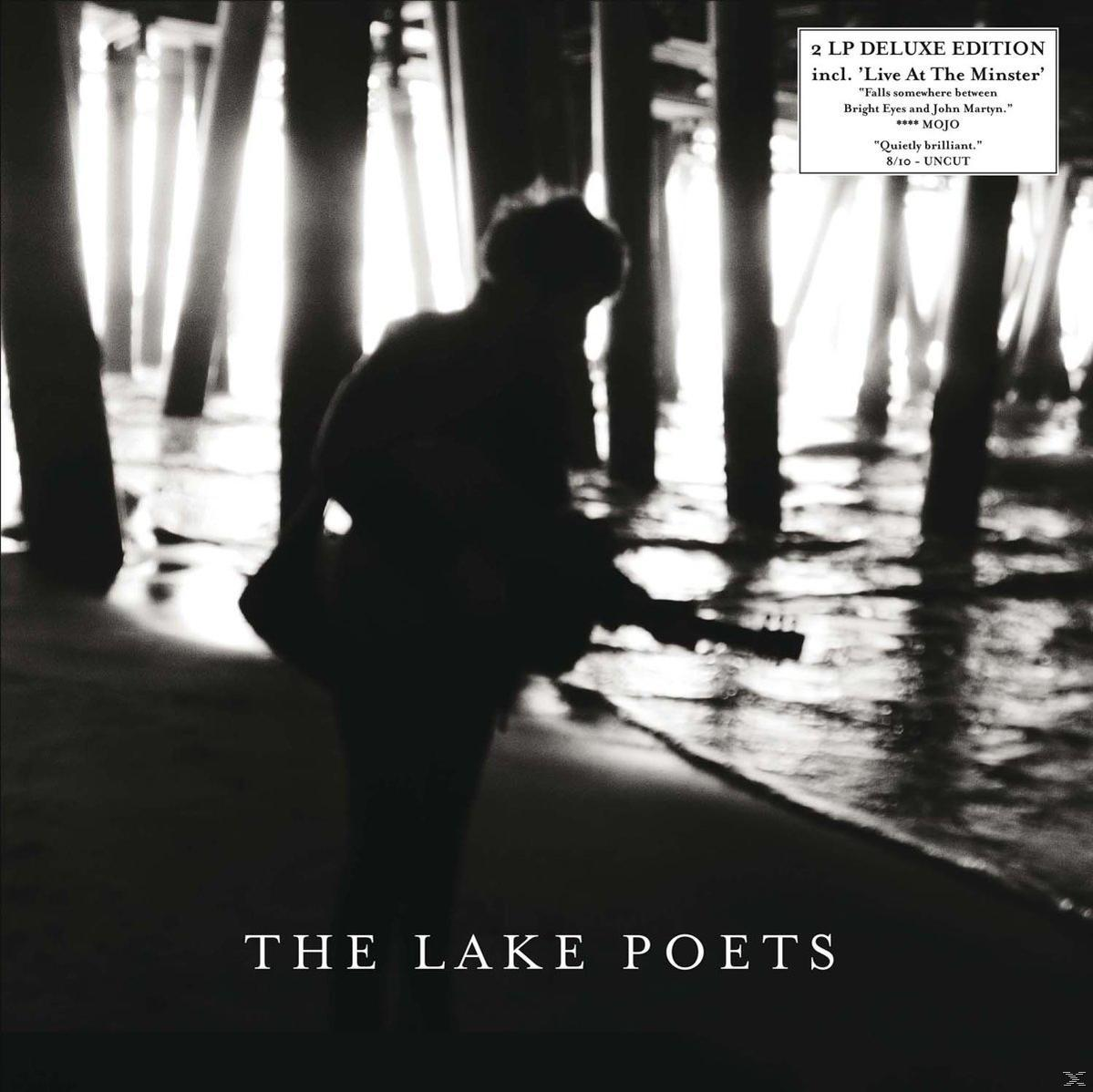 Albumcover von The Lake Poets. Eine Person, die auf einem Pier im Schatten steht und eine Gitarre hält. Schwarzweiß.
