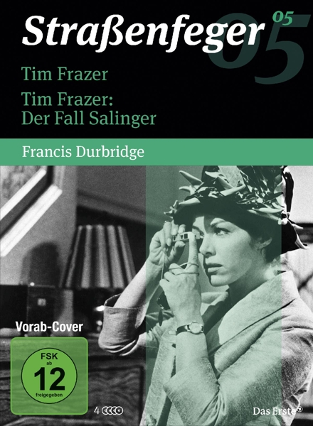 Eine Frau schaut durch einen Sucher, mit Text auf schwarzem Hintergrund.