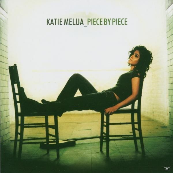 Album borító: nő székeken, hátradőlve. Felül 'Katie Melua_ Piece by Piece' felirat.