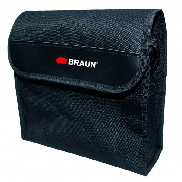 Schwarzes Braun-Etui, schwarze Klappe mit Braun-Logo, rechteckige Form.