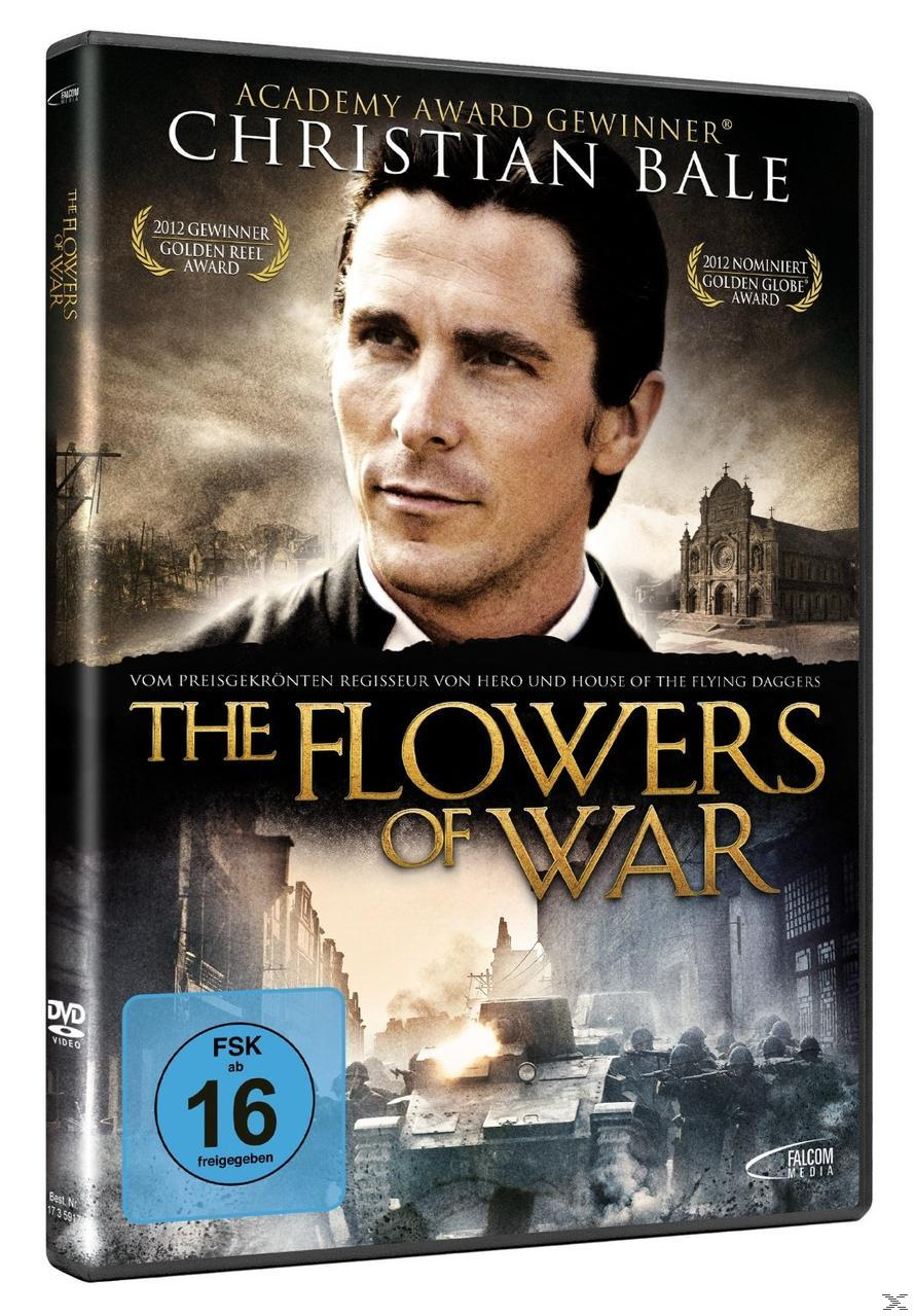 DVD-Cover für den Film 'The Flowers of War', Christian Bale vorne, Kriegsszene im Hintergrund.