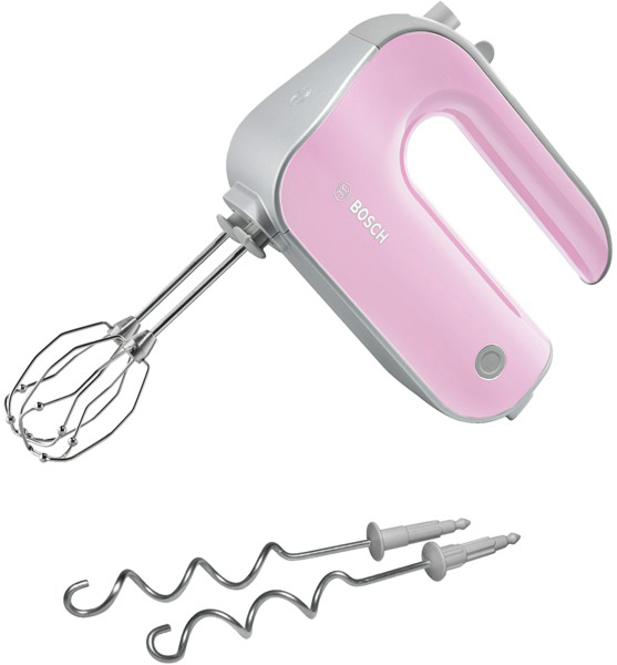Rosa-silberner Handmixer mit zwei Aufsätzen. Er steht auf einer weißen Oberfläche.