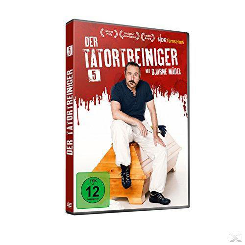 DVD-Cover mit einem Mann auf einer Holzkiste, Text und Blutspritzern.