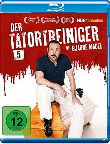 DVD-Cover eines Mannes auf einer Kiste, Text auf Deutsch: Der Tatortreiniger 5. Blu-ray Disc.