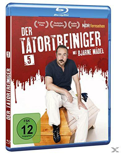 DVD-Cover eines Mannes in dunklem Hemd und weißer Hose, mit rotem Hintergrund und dem Titel 'Der Tatortreiniger'.