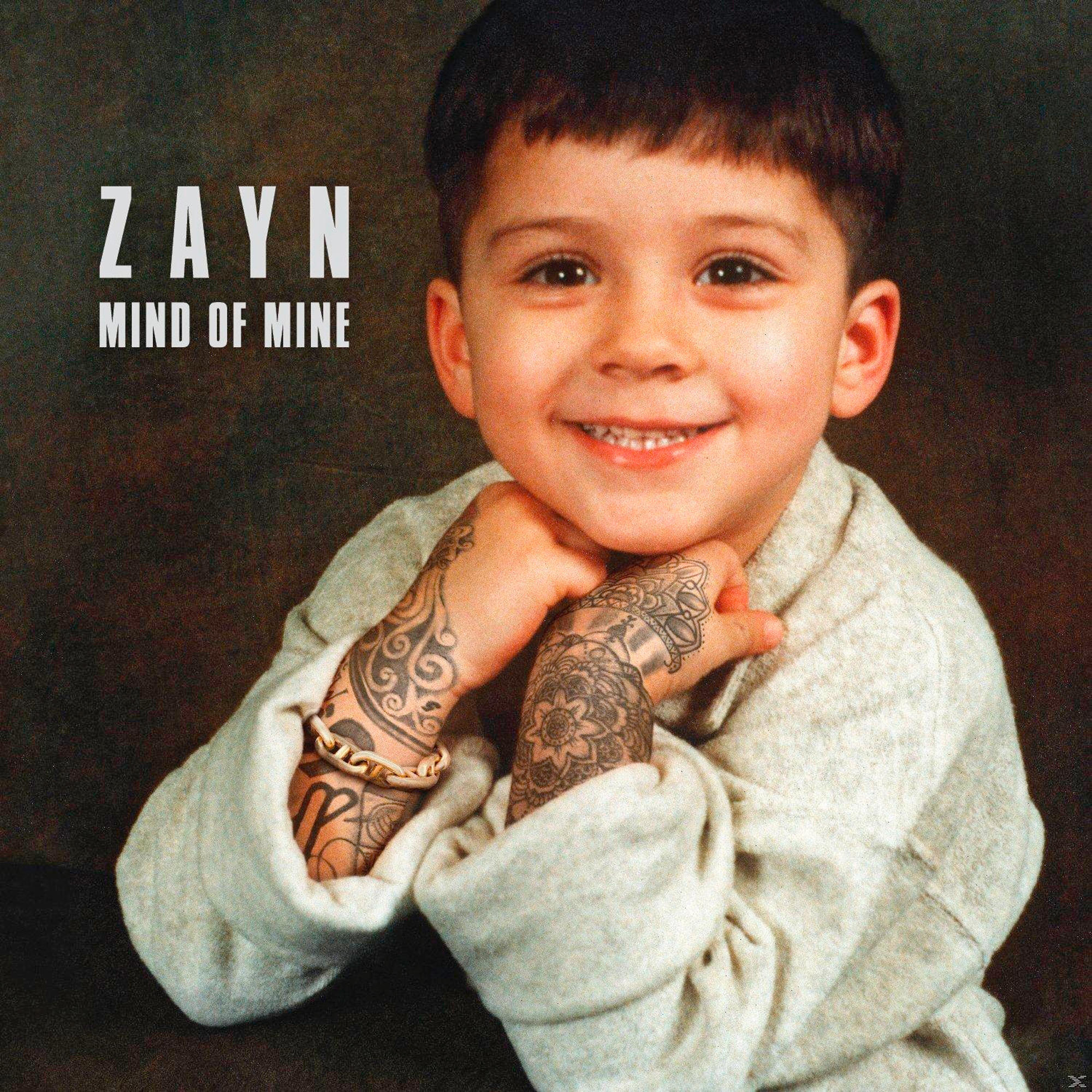 Albumhoes van Zayn als kind met tatoeages op zijn armen en een gouden armband.