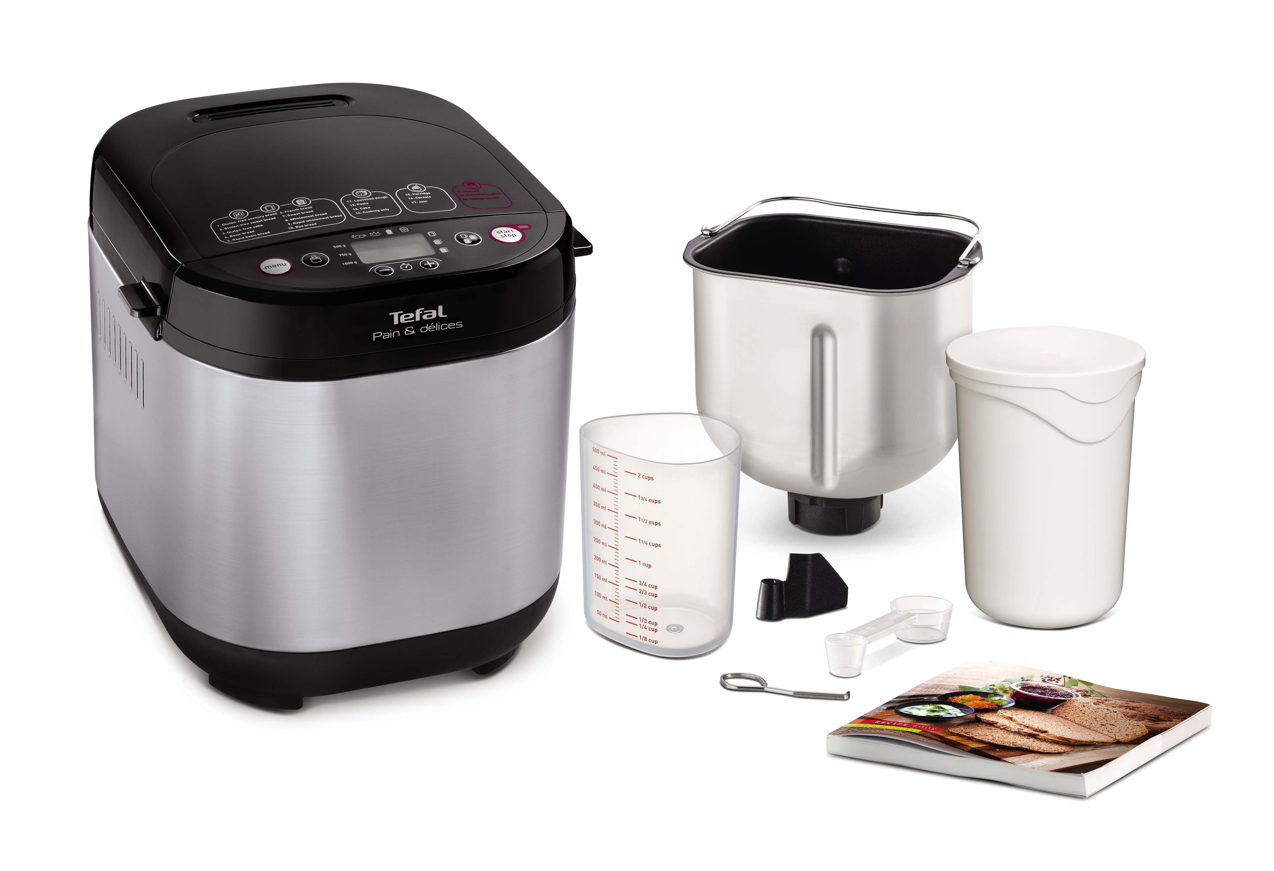 Een broodbakmachine met accessoires zoals een maatbeker, lepel en een receptenboek.
