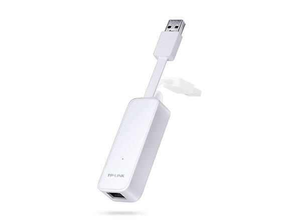 Beyaz TP-Link USB - Ethernet adaptörü; bir ucu USB bağlantı noktasına bağlanır.