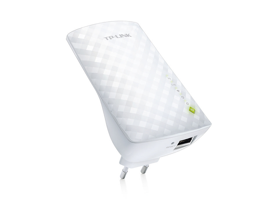 Beyaz bir TP-Link WiFi genişletici, fişli, açılı, beyaz bir arka plan üzerinde.