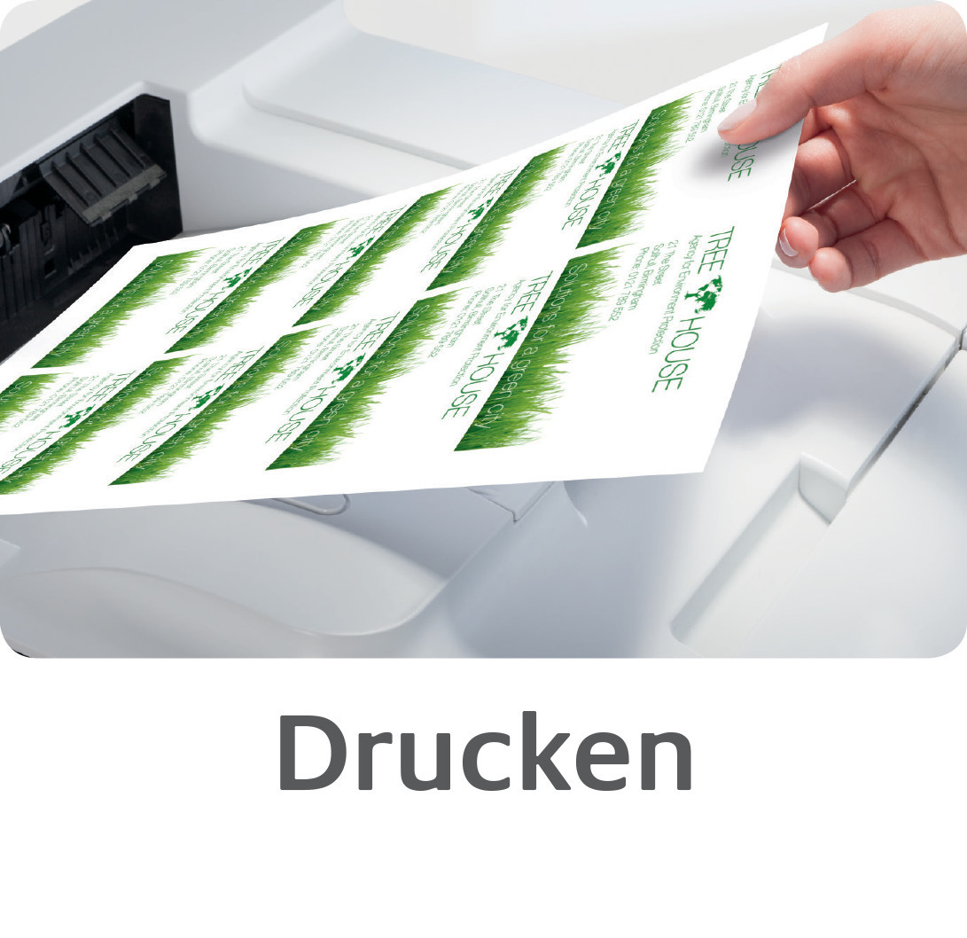 Eine Hand zieht einen Bogen Visitenkarten aus einem Drucker.  Grün-weiße Karten werden gedruckt.