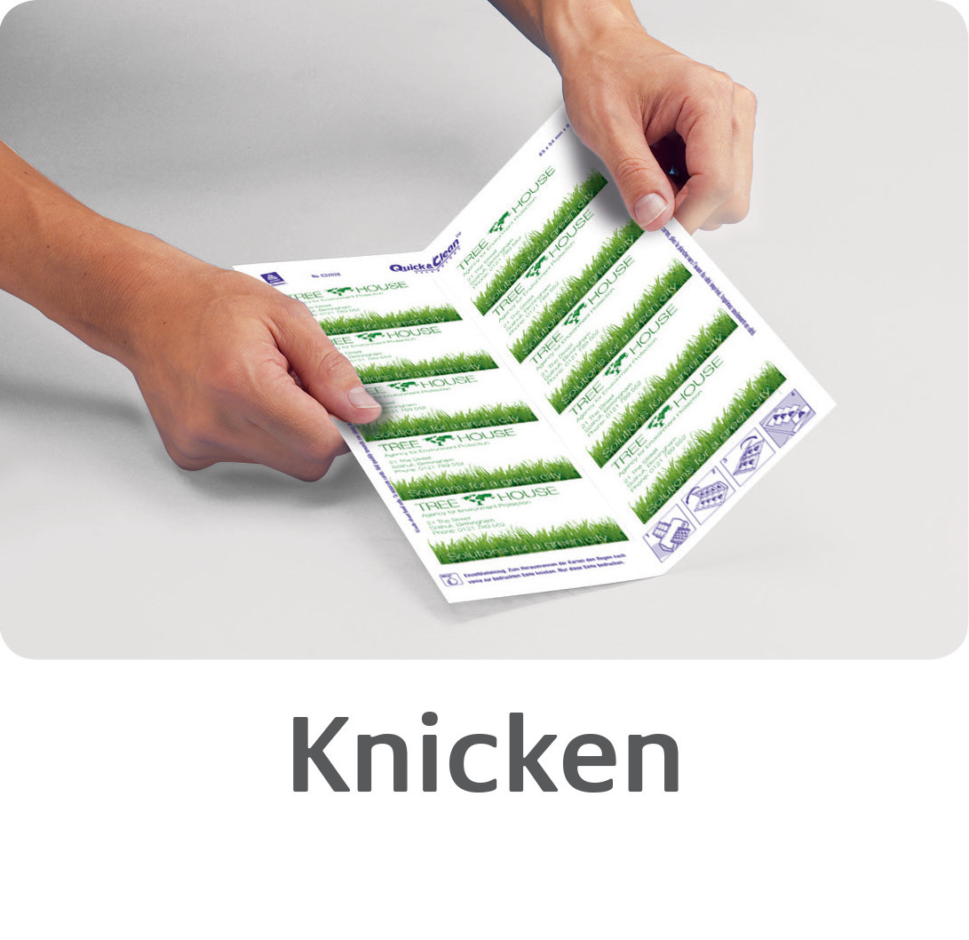 Hände halten ein gefaltetes Papier. Das Papier hat grüne Grasbilder und das Wort 'TREE HOUSE'.