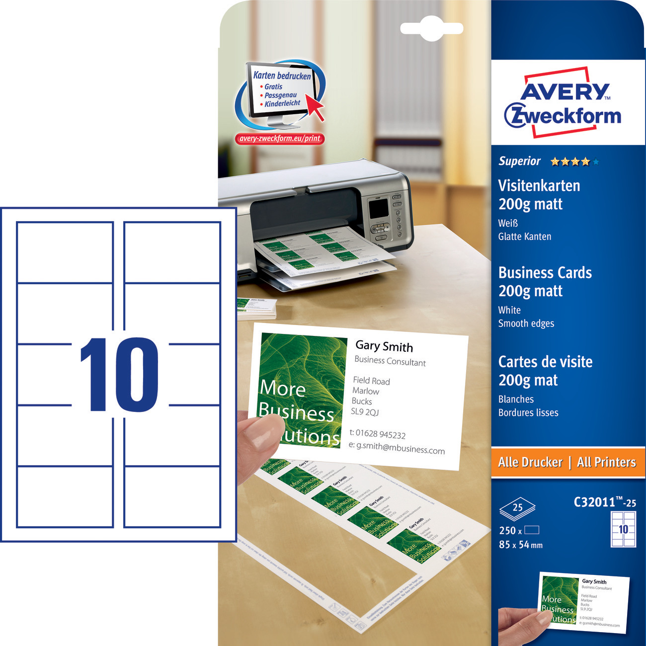 Avery-Visitenkarten in einem Drucker, mit einer Musterkarte und weißem Hintergrund.